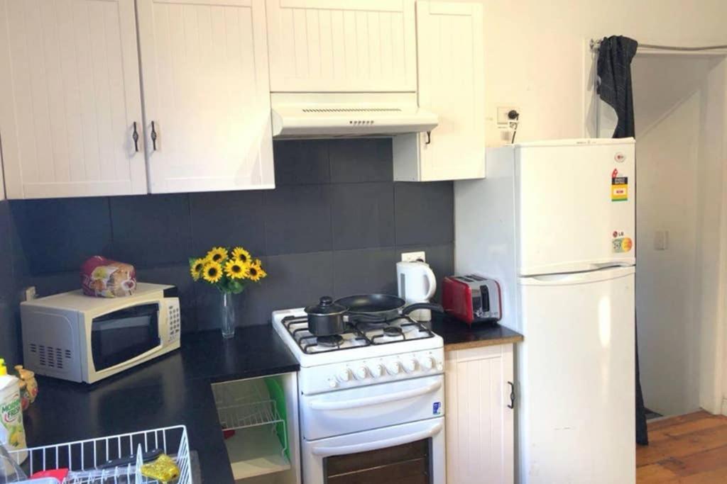 Modern Charming Miners' Cottage +Free Internet Брокен-Хилл Экстерьер фото